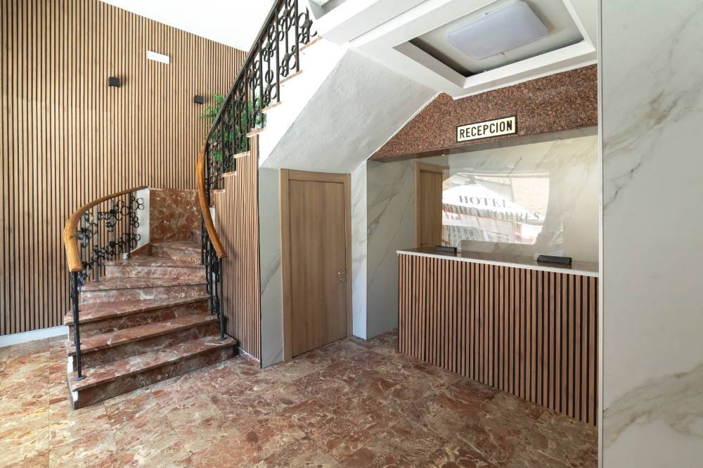 Recepción y escalera del Hotel Pedro Torres