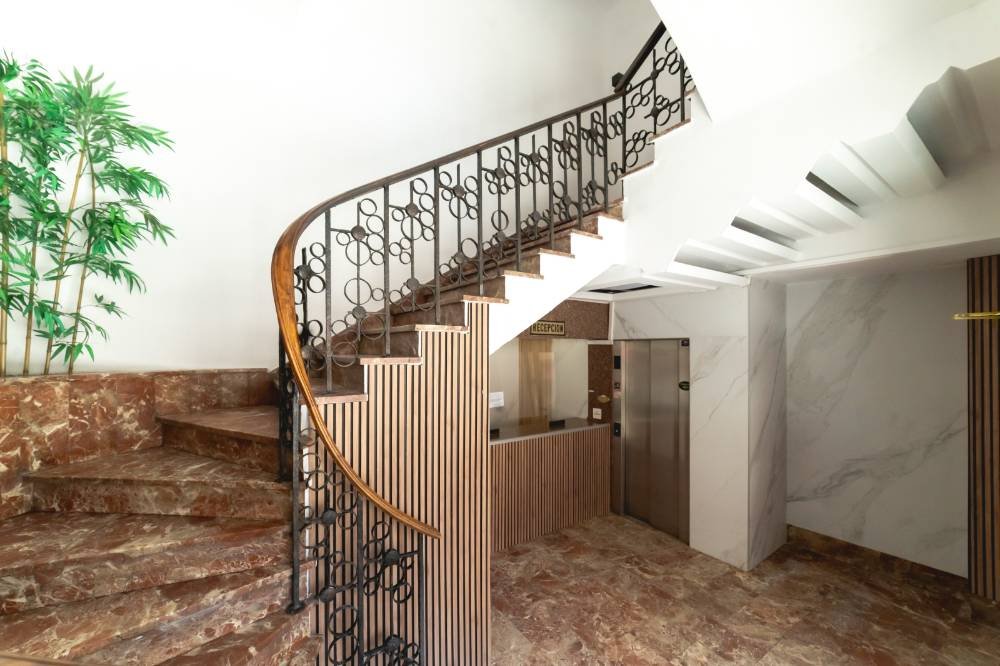 Escalera de mármol y forja del hotel