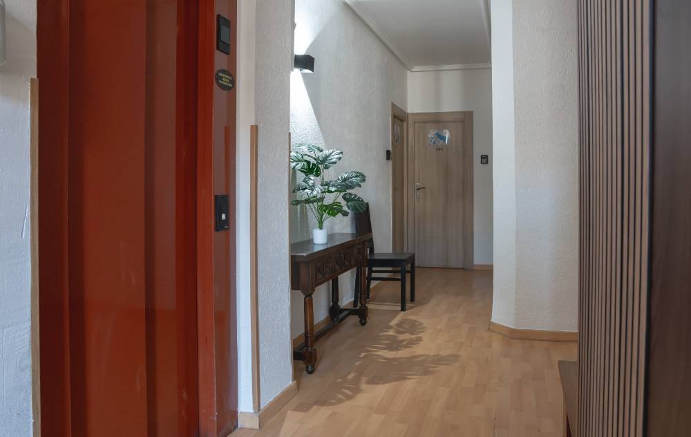 Distribuidor con ascensor y zona de paso