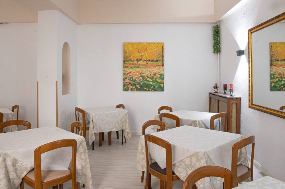 Sala común con mesas del hotel