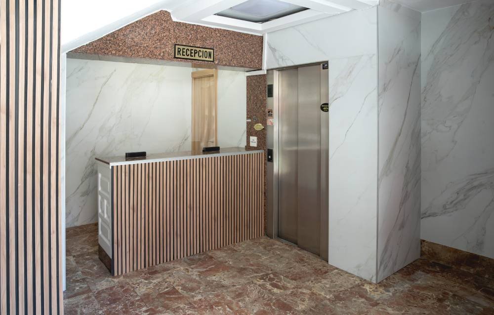 Mostrador de recepción y ascensor